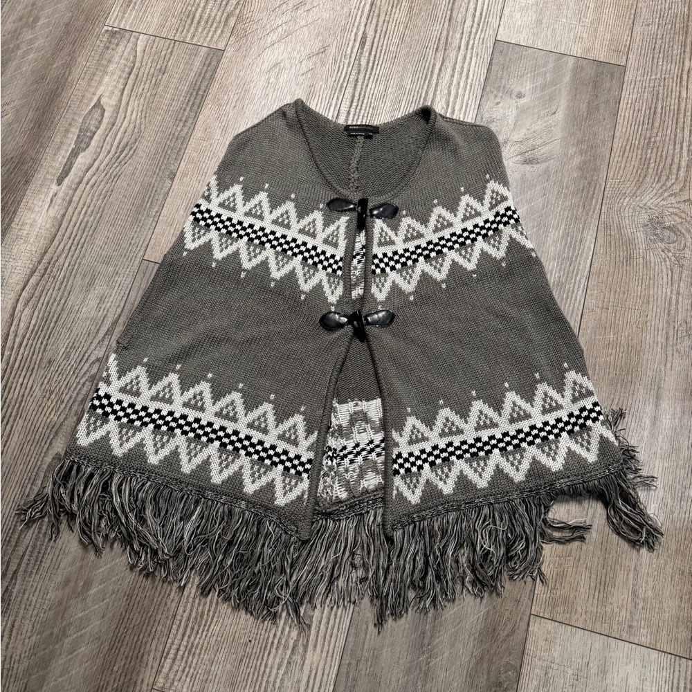 BCBGMaxazria gray black white chevron geometrical shawl poncho fringe 2 button
